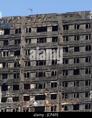 Kensington, London, UK. 17. Juni 2017. Szenen rund um die verkohlten Überreste des Grenfell Tower Blocks auf Latimer Road Kensington London nach einem Brand vor 4 Tagen. Der Wohnblock ist noch nicht sicher zu betreten und Berichten zufolge mehr als 30 Menschen starben und 40 weitere sind noch vermisst und voraussichtlich im Feuer umgekommen. In der Umgebung gibt es eine starke Polizeipräsenz. Bildnachweis: WansfordPhoto/Alamy Live-Nachrichten Stockfoto