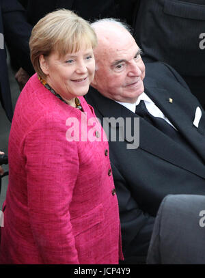 Datei - deutsche Bundeskanzlerin Merkel (L) und der ehemalige deutsche Bundeskanzler Helmut Kohl auf der Anzeige steht vor der 2011 FIFA Frauen WM Finale Fußballspiel zwischen Japan und den USA in Frankfurt/Main, Deutschland, 17. Juli 2011 zu sehen. Helmut Kohl starb im Alter von 87 Jahren am 16. Juni 2017. Foto: Roland Holschneider/Dpa/Alamy Live News Stockfoto