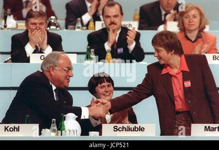 Datei - dann Bundeskanzler Helmut Kohl gratuliert dann Minister für Frauen und Jugend, Angela Merkel, auf während der Parteitag von der Christlich Demokratischen Union (CDU) in Dresden, Deutschland, 15. Dezember 1991 als sein Stellvertreter gewählt. Helmut Kohl starb im Alter von 87 Jahren am 16. Juni 2017. Foto: Michael Jung/dpa Stockfoto