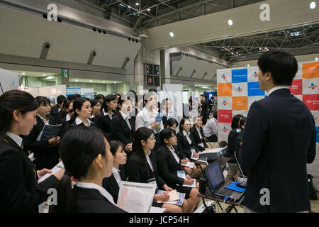 Tokio, Japan. 17. Juni 2017. College-Studenten besuchen die Mynavi globale Karriere EXPO 2017 Tokio Sommer Jobmesse. Mehr als 5.000 Arbeitssuche Studenten erwartet werden die zweitägigen Firmenkontaktmesse mit mehreren globalen Unternehmen teilnehmen. Bildnachweis: AFLO/Alamy Live-Nachrichten Stockfoto