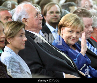 Berlin, Deutschland. 1. Oktober 2010. Datei - der ehemalige deutsche Bundeskanzler Helmut Kohl (vorne C), seine Ehefrau Maike Richter-Kohl (L) und Bundeskanzlerin Angela Merkel besucht einen Empfang in Berlin, Deutschland, 1. Oktober 2010. Helmut Kohl starb im Alter von 87 Jahren am 16. Juni 2017. Foto: Wolfgang Kumm/Dpa/Alamy Live News Stockfoto