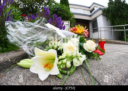 Oggersheim, Deutschland. 17. Juni 2017. Blumen wurden vor der Residenz des ehemaligen Bundeskanzlers Helmut Kohl in Oggersheim, Deutschland, 17. Juni 2017 platziert. Helmut Kohl starb im Alter von 87 Jahren am 16. Juni 2017. Foto: Uwe Anspach/Dpa/Alamy Live News Stockfoto