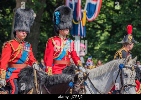 London, UK. 17. Juni 2017. Prinz Charles, Prinz William und Prinzessin Anne - Trooping die Farbe von der Irish Guards auf die Queen Geburtstag Parade. Die Königin Farbe ist vor ihrer Majestät der Königin und die königlichen Colonels "marschierten". Seine königliche Hoheit der Herzog von Cambridge nimmt der Oberst Beitrag zum ersten Mal auf Horse Guards Parade reitet sein Pferd Wellesley. Der Irish Guards von ihrem berühmten Wolfshund Maskottchen Domhnall heraus geleitet werden und mehr als eintausend Haushalt Abteilung Soldaten führen ihre zeremonielle Pflicht. Bildnachweis: Guy Bell/Alamy Live-Nachrichten Stockfoto