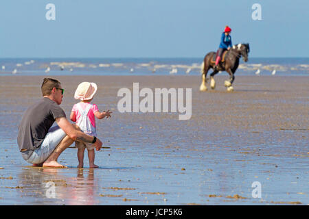 Southport, Merseyside, 17. Juni 2017. Großbritannien Wetter.  Familien Kopf ans Meer an einem schönen warmen & sonnigen Tag als das gute alte britische Sommerwetter gibt als die Sonnenstrahlen sich am Sandstrand von Southport Strand in Merseyside im Nordwesten von England zurück.  Bildnachweis: Cernan Elias/Alamy Live-Nachrichten Stockfoto