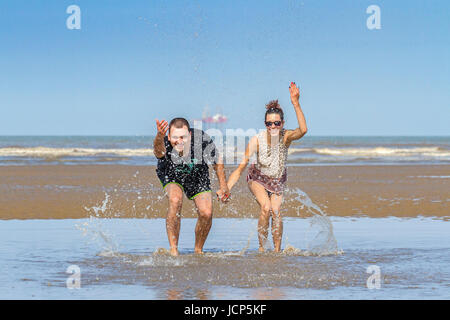 Southport, Merseyside, 17. Juni 2017. Großbritannien Wetter.  Liebte paar machen "Jamie & Sarah" fantastische Erinnerungen am Meer an einem schönen warmen & sonnigen Tag als der gute alte englische Sommer, das Wetter im Nordwesten von England die Sonnenstrahlen sich am Sandstrand von Southport Strand in Merseyside dorthin zurückkehrt.  Bildnachweis: Cernan Elias/Alamy Live-Nachrichten Stockfoto