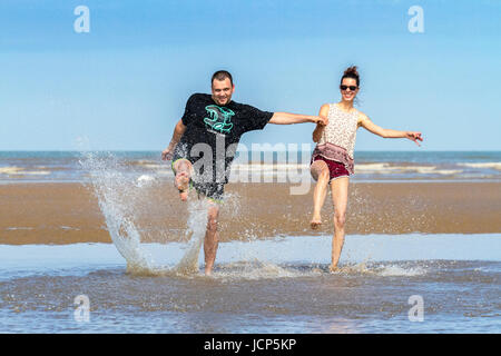 Southport, Merseyside, 17. Juni 2017. Großbritannien Wetter.  Liebte paar machen "Jamie & Sarah" fantastische Erinnerungen am Meer an einem schönen warmen & sonnigen Tag als der gute alte englische Sommer, das Wetter im Nordwesten von England die Sonnenstrahlen sich am Sandstrand von Southport Strand in Merseyside dorthin zurückkehrt.  Bildnachweis: Cernan Elias/Alamy Live-Nachrichten Stockfoto