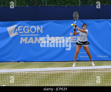 Manchester, UK. 17. Juni 2017. Zarina Diyas (Kasachstan) in Aktion während ihr Halbfinalspiel gegen Naomi Broady (GB) in der Aegon Manchester Trophy in The Northern Tennis und Squash Club, West Didsbury, Manchester. Diyas gewann 6-3, 6-4. Bildnachweis: John Fryer/Alamy Live-Nachrichten Stockfoto