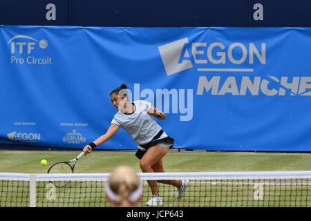 Manchester, UK. 17. Juni 2017. Zarina Diyas (Kasachstan) in Aktion während ihr Halbfinalspiel gegen Naomi Broady (GB) in der Aegon Manchester Trophy in The Northern Tennis und Squash Club, West Didsbury, Manchester. Diyas gewann 6-3, 6-4. Bildnachweis: John Fryer/Alamy Live-Nachrichten Stockfoto