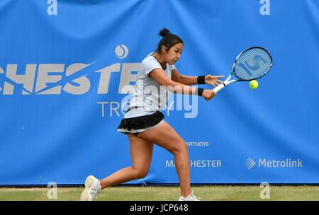 Manchester, UK. 17. Juni 2017. Zarina Diyas (Kasachstan) in Aktion während ihr Halbfinalspiel gegen Naomi Broady (GB) in der Aegon Manchester Trophy in The Northern Tennis und Squash Club, West Didsbury, Manchester. Diyas gewann 6-3, 6-4. Bildnachweis: John Fryer/Alamy Live-Nachrichten Stockfoto