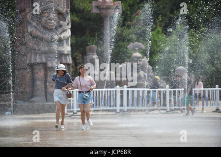 Shenyang, China Liaoning Provinz. 17. Juni 2017. Die Menschen gehen in Brunnen, selbst in Shenyang, Nordost-China Liaoning Provinz, 17. Juni 2017 zu kühlen. Bildnachweis: Lange Lei/Xinhua/Alamy Live-Nachrichten Stockfoto