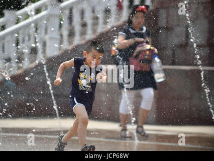 Shenyang, China Liaoning Provinz. 17. Juni 2017. Ein Junge läuft im Brunnen in Shenyang, Nordost-China Liaoning Provinz, 17. Juni 2017. Bildnachweis: Lange Lei/Xinhua/Alamy Live-Nachrichten Stockfoto