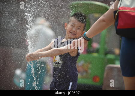 Shenyang, China Liaoning Provinz. 17. Juni 2017. Ein Junge spielt Wasser bei einem quadratischen Brunnen in Shenyang, Nordost-China Liaoning Provinz, 17. Juni 2017. Bildnachweis: Lange Lei/Xinhua/Alamy Live-Nachrichten Stockfoto