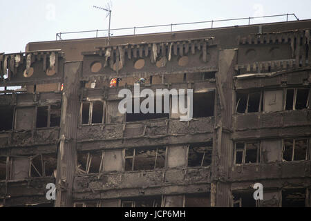 London, UK. 16. Juni 2017. Freiwillige und Polizei bei Grenfell Turm im Westen Londons nach einem großen Brand. Bildnachweis: Sebastian Remme/Alamy Live-Nachrichten Stockfoto
