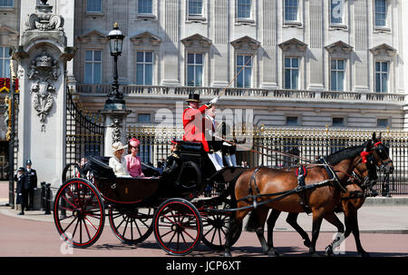 London, Großbritannien. 17. Juni 2017. Die königliche Familie verlässt den Buckingham Palace für Trooping die Farbe in London, England, am 17. Juni 2017. Bildnachweis: Han Yan/Xinhua/Alamy Live-Nachrichten Stockfoto