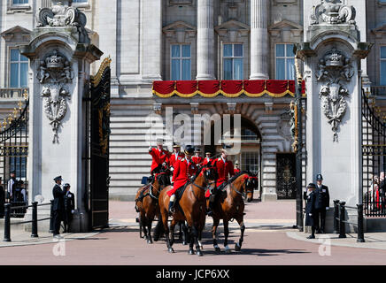 London, Großbritannien. 17. Juni 2017. Die königliche Familie verlässt den Buckingham Palace für Trooping die Farbe in London, England, am 17. Juni 2017. Bildnachweis: Han Yan/Xinhua/Alamy Live-Nachrichten Stockfoto