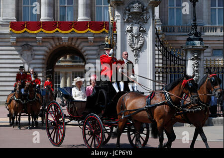 London, Großbritannien. 17. Juni 2017. Die königliche Familie verlässt den Buckingham Palace für Trooping die Farbe in London, England, am 17. Juni 2017. Bildnachweis: Han Yan/Xinhua/Alamy Live-Nachrichten Stockfoto