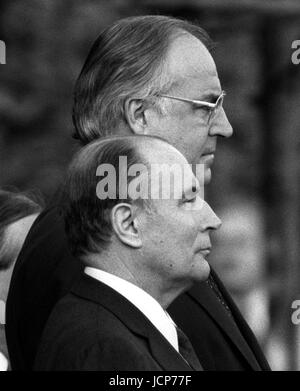 Datei - dann Bundeskanzler Helmut Kohl (zurück) und sein Gast, dann der französische Präsident Francois Mitterrand, während die Begrüßungszeremonie in Bonn, Deutschland, 21. Oktober 1982 gesehen. Helmut Kohl starb im Alter von 87 Jahren am 16. Juni 2017. Foto: Egon Steiner/dpa Stockfoto