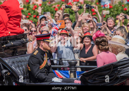 London, UK. 17. Juni 2017. Die Massen Grüße Kate und Harry über die Mall - Rückkehr Trooping die Farbe von der Irish Guards auf die Queen Geburtstag Parade. Die Königin Farbe ist vor ihrer Majestät der Königin und die königlichen Colonels "marschierten".  Seine königliche Hoheit der Herzog von Cambridge nimmt der Oberst Beitrag zum ersten Mal auf Horse Guards Parade reitet sein Pferd Wellesley. Der Irish Guards werden durch ihre berühmten Wolfshund Maskottchen Domhnall herausgeführt. Stockfoto