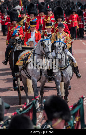 London, UK. 17. Juni 2017. Die Königinnen-Party kehrt über die Mall - Trooping die Farbe von der Irish Guards auf die Queen Geburtstag Parade. Die Königin Farbe ist vor ihrer Majestät der Königin und die königlichen Colonels "marschierten".  Seine königliche Hoheit der Herzog von Cambridge nimmt der Oberst Beitrag zum ersten Mal auf Horse Guards Parade reitet sein Pferd Wellesley. Der Irish Guards werden durch ihre berühmten Wolfshund Maskottchen Domhnall herausgeführt. Stockfoto