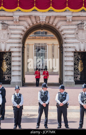 London, UK. 17. Juni 2017. Trooping die Farbe von der Irish Guards auf die Queen Geburtstag Parade. Die Königin Farbe ist vor ihrer Majestät der Königin und die königlichen Colonels "marschierten".  Seine königliche Hoheit der Herzog von Cambridge nimmt der Oberst Beitrag zum ersten Mal auf Horse Guards Parade reitet sein Pferd Wellesley. Der Irish Guards werden durch ihre berühmten Wolfshund Maskottchen Domhnall herausgeführt. Stockfoto