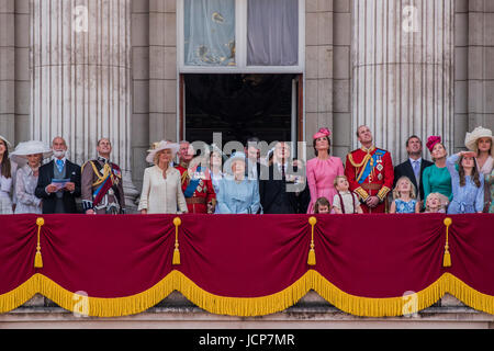 London, UK. 17. Juni 2017. Die königliche Familie sammelt auf dem Balkon für den Überflug und Jubel von der Masse - Trooping die Farbe von der Irish Guards auf die Queen Geburtstag Parade. Die Königin Farbe ist vor ihrer Majestät der Königin und die königlichen Colonels "marschierten".  Seine königliche Hoheit der Herzog von Cambridge nimmt der Oberst Beitrag zum ersten Mal auf Horse Guards Parade reitet sein Pferd Wellesley. Der Irish Guards werden durch ihre berühmten Wolfshund Maskottchen Domhnall herausgeführt. Stockfoto