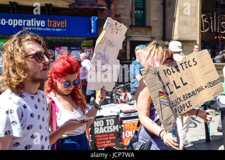 Nottingham, UK. 17. Juni 2017. : Nottingham Sozialistische Arbeiter-Partei hielt eine Rallye und Protest auf Nottingham Marktplatz zeigt Ergüsse von Solidarität und Wut nach Grenfell Turm Brand und Premierminister Theresa May zum Rücktritt gefordert. Bildnachweis: Ian Francis/Alamy Live-Nachrichten Stockfoto