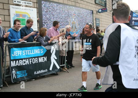 Newcastle Upon Tyne, UK. 16. Juni 2017. Sky-Sport-Moderatorin Jeff Stelling gingen 15 Marathons in 15 Tagen von Exeter City Football Club bis zum Ende an Newcastle United Football Club eines 262 Meile Marsches für Männer erhöhen mehr als 420.000 £ für Prostate Cancer UK, Newcastle Upon Tyne, UK Credit: David Whinham/Alamy Live News Stockfoto