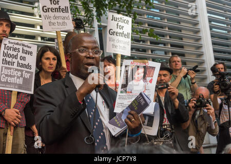 London, UK. 16. Juni 2017. London, UK. 16. Juni 2017. Ein Stadtrat von North Kensington hält ein Bild eines vermissten Kindes während er spricht auf der Kundgebung außerhalb der Abteilung für Gemeinschaften und lokale Regierung fordert dringende Maßnahmen zur Kennzeichnung derjenigen verantwortlich für den unsicheren Zustand der Grenfell Turm führte zu dem schrecklichen Feuer, in dem mehr als 150 Personen zu Tode verbrannt wurden. Andere Redner Matt Wrack, Fire Brigades Union General Secretary, Anwohnern, die erlebt den Tod Gehäuse Aktivisten, die lange für den sozialen Wohnungsbau zu der gleichen Sicherheit St genannt haben Stockfoto