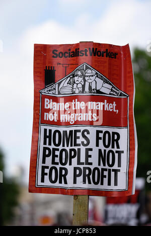 Demonstranten versammeln sich in Whitehall vor Downing Street aus Protest gegen die konservativen/DUP-Allianz, angespornt von Beschwerden rund um das Feuer Grenfell Stockfoto