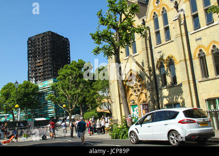 London, UK. 16. Juni 2017. Die verkohlten Überreste des 24-geschossigen Blocks Grenfell Hochhaus befindet sich im Stadtteil Kensington und Chelsea von Notting Hill Methodist Church gesehen. Mindestens 30 Personen wurden bestätigt tot mit etwa 70 fehlt und gefürchteten Toten. Bildnachweis: David Mbiyu/Alamy Live-Nachrichten Stockfoto