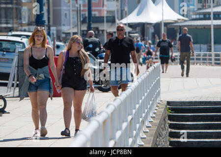 Aberystwyth Wales UK, Samstag, 17. Juni 2017 UK Wetter: Menschen genießen einen wunderbar warmen und sonnigen Nachmittag mit strahlend blauem Himmel in Aberystwyth, an der Cardigan Bay Küste von West-Wales am Anfang von dem, was ist voraussichtlich am heißesten Wochenende des Yer so weit, und mit dem Potential der rekordverdächtigen Juni Temperaturen in einigen Teilen von Süd-Osten von Großbritannien Foto © Keith Morris / Alamy Live News Stockfoto