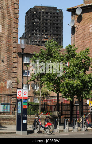 London, UK. 16. Juni 2017. Die verkohlten Überreste des 24-geschossigen Blocks Grenfell Hochhaus befindet sich im Stadtteil Kensington und Chelsea am 16. Juni von Clarendon Rd gesehen. Mindestens 30 Personen wurden bestätigt tot mit etwa 70 fehlt und gefürchteten Toten. Bildnachweis: David Mbiyu/Alamy Live-Nachrichten Stockfoto