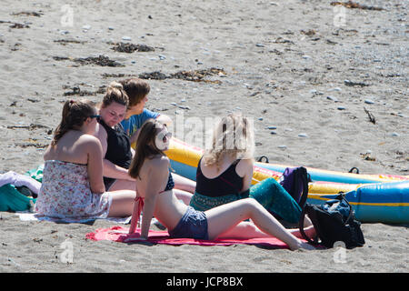 Aberystwyth Wales UK, Samstag, 17. Juni 2017 UK Wetter: Menschen genießen einen wunderbar warmen und sonnigen Nachmittag mit strahlend blauem Himmel in Aberystwyth, an der Cardigan Bay Küste von West-Wales am Anfang von dem, was ist voraussichtlich am heißesten Wochenende des Yer so weit, und mit dem Potential der rekordverdächtigen Juni Temperaturen in einigen Teilen von Süd-Osten von Großbritannien Foto © Keith Morris / Alamy Live News Stockfoto