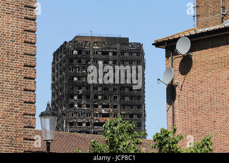 London, UK. 16. Juni 2017: die verkohlten Überreste des 24-geschossigen Blocks Grenfell Hochhaus befindet sich im Stadtteil Kensington und Chelsea am 16. Juni von Clarendon Straße aus gesehen. Mindestens 30 Personen wurden bestätigt tot mit etwa 70 fehlt und gefürchteten Toten. Bildnachweis: David Mbiyu/Alamy Live-Nachrichten Stockfoto