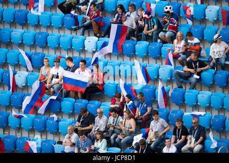 Sankt Petersburg, Russland. 17. Juni 2017. Spectatirs warten auf der Eröffnungsfeier des Confederations Cup im Stadion in Sankt Petersburg, Russland, 17. Juni 2017 beginnen. Foto: Marius Becker/Dpa/Alamy Live News Stockfoto