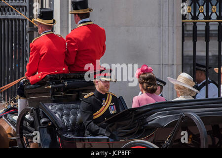 London, UK. 17. Juni 2017. Kate, Camilla und Harry geben Sie Buckingham Palace - Trooping die Farbe von der Irish Guards auf die Queen Geburtstag Parade. Die Königin Farbe ist vor ihrer Majestät der Königin und die königlichen Colonels "marschierten".  Seine königliche Hoheit der Herzog von Cambridge nimmt der Oberst Beitrag zum ersten Mal auf Horse Guards Parade reitet sein Pferd Wellesley. Der Irish Guards werden durch ihre berühmten Wolfshund Maskottchen Domhnall herausgeführt. Bildnachweis: Guy Bell/Alamy Live-Nachrichten Stockfoto