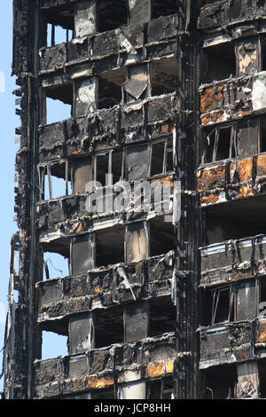 London, UK. 16. Juni 2017. Ausgebrannt, Verkleidung auf die verkohlten Überreste des 24-geschossiges Blocks Grenfell Hochhaus befindet sich im Stadtteil Kensington und Chelsea, wo mindestens 30 Personen bestätigten Toten mit etwa 70 fehlt und gefürchteten Toten wurden, gesehen. Bildnachweis: David Mbiyu/Alamy Live-Nachrichten Stockfoto