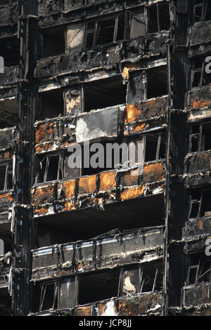 London, UK. 16. Juni 2017. Ausgebrannt, Verkleidung auf die verkohlten Überreste des 24-geschossiges Blocks Grenfell Hochhaus befindet sich im Stadtteil Kensington und Chelsea, wo mindestens 30 Personen bestätigten Toten mit etwa 70 fehlt und gefürchteten Toten wurden, gesehen. Bildnachweis: David Mbiyu/Alamy Live-Nachrichten Stockfoto