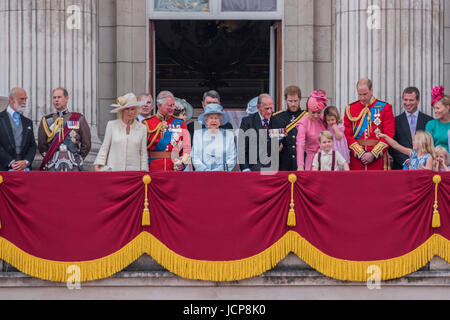 London, UK. 17. Juni 2017. Die königliche Familie sammelt auf dem Balkon für den Überflug und Jubel von der Masse - Trooping die Farbe von der Irish Guards auf die Queen Geburtstag Parade. Die Königin Farbe ist vor ihrer Majestät der Königin und die königlichen Colonels "marschierten".  Seine königliche Hoheit der Herzog von Cambridge nimmt der Oberst Beitrag zum ersten Mal auf Horse Guards Parade reitet sein Pferd Wellesley. Der Irish Guards werden durch ihre berühmten Wolfshund Maskottchen Domhnall herausgeführt. Bildnachweis: Guy Bell/Alamy Live-Nachrichten Stockfoto