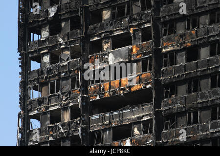 London, UK. 16. Juni 2017. Ausgebrannt, Verkleidung auf die verkohlten Überreste des 24-geschossiges Blocks Grenfell Hochhaus befindet sich im Stadtteil Kensington und Chelsea, wo mindestens 30 Personen bestätigten Toten mit etwa 70 fehlt und gefürchteten Toten wurden, gesehen. Bildnachweis: David Mbiyu/Alamy Live-Nachrichten Stockfoto