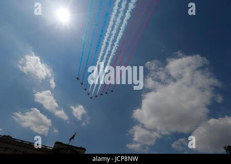 London, UK. 17. Juni 2017. Die Red Arrows fliegen vorbei Buckingham Palace in London, England am 17. Juni 2017. Bildnachweis: Han Yan/Xinhua/Alamy Live-Nachrichten Stockfoto