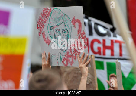 London, UK. 17. Juni 2017. Demonstranten versammeln sich außen Downing Street aus Protest gegen Theresa nach den Ergebnissen der allgemeinen Wahlen, die konservativen vorgeschlagenen Koalition mit der DUP und Grenfell Turm Tragödie abfeuern kann. Bildnachweis: Stephen Chung/Alamy Live-Nachrichten Stockfoto