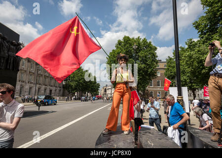 London, UK. 17. Juni 2017. Ein junges Mädchen venezolanischen schließt sich den Anti-Tory-Protest winken eine kommunistische Flagge zur Unterstützung ihrer Kollegen Demonstranten kämpfen die derzeitigen politische Unruhen in Caracas. Gegenüberliegenden Downing Street gegen PM Theresa May und Tory Partei DUP Koalition zu protestieren. © Guy Corbishley/Alamy Live-Nachrichten Stockfoto