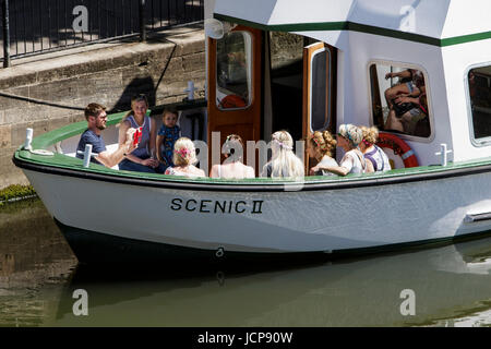 Bath, Großbritannien, 17. Juni 2017. Als das Vereinigte Königreich wird sich genießen es ist wärmsten Wochenende des Jahres so weit, ein Mann abgebildet ist, nehmen ein Foto von einer Gruppe von Frauen, bevor sie sich auf eine Bootstour auf dem Fluss Avon von Pulteney Bridge. Stockfoto