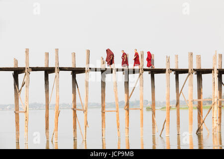 Mönche, die Kreuzung U Bein Brücke, Amarapura Taungmyo See, Region Mandalay, Myanmar Stockfoto