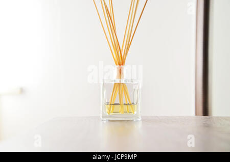 Luft-Auffrischung mit Stöcken und goldene Flüssigkeit im hellen Raum und weißem Hintergrund, Nahaufnahme Stockfoto