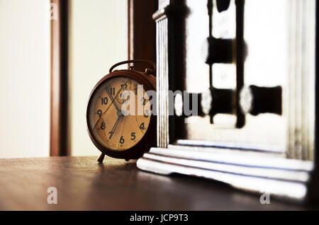 Nahaufnahme des antiken hölzernen Radio und kaputte Uhr mit weißen Wand im Hintergrund Stockfoto