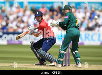 Essex Alastair Cook trifft um seiner halben Jahrhundert beim Royal London einen Tag Cup Semi Finale im County Cricket Ground, Chelmsford zu erreichen. PRESSEVERBAND Foto. Bild Datum: Freitag, 16. Juni 2017. Finden Sie unter PA Geschichte CRICKET Essex. Bildnachweis sollte lauten: Nigel Französisch/PA Wire. Einschränkungen: Nur zur redaktionellen Verwendung. Keine kommerzielle Verwendung ohne vorherige schriftliche Zustimmung der EZB. Standbild-Gebrauch bestimmt. Keine bewegten Bilder zu emulieren ausgestrahlt. Kein entfernen oder Sponsorenlogos verdunkelt. Stockfoto