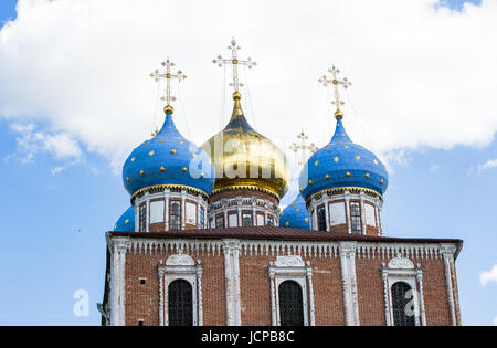 Himmelfahrts-Kathedrale des Rjasaner Kreml wurde von dem Architekten Yakov Bukhvostau, Ryazan, Russland im Jahre 1693-1699 gebaut. Stockfoto