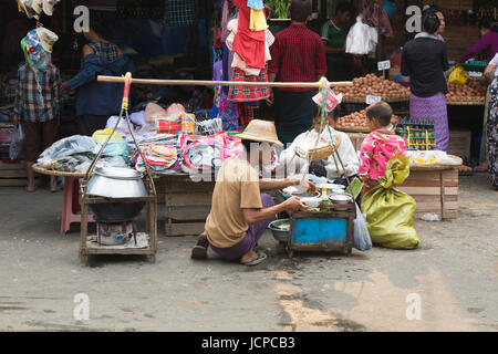 Mobiles Essen Anbieter am Morgen frische Markt im zentralen Mandalay, Myanmar Stockfoto